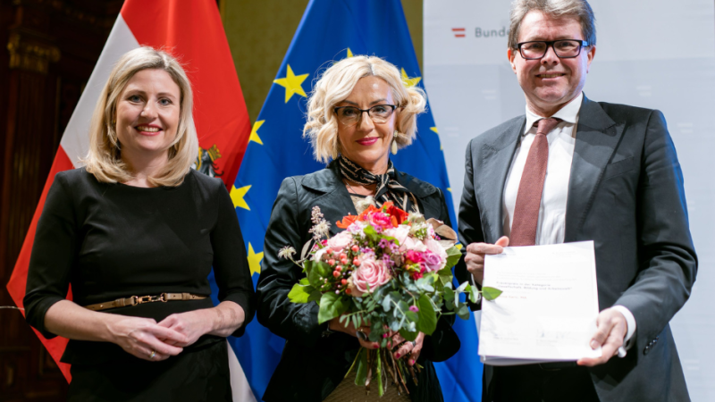 Frauenministerin Susanne Raab, Projektleiterin Emina Saric und Bildungsminister Martin Polaschek