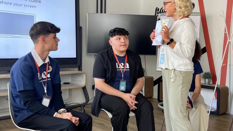 Kushtrim, Denis und Emina beim Rollenspiel &quot;Uni vs. Heirat&quot;